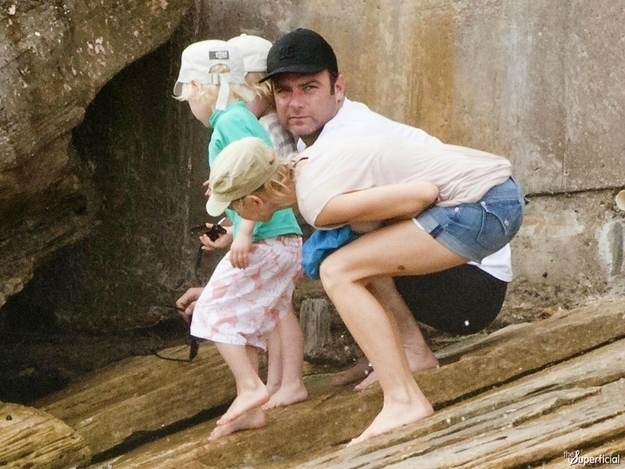 That's not Liev Schreiber with really pretty legs.
