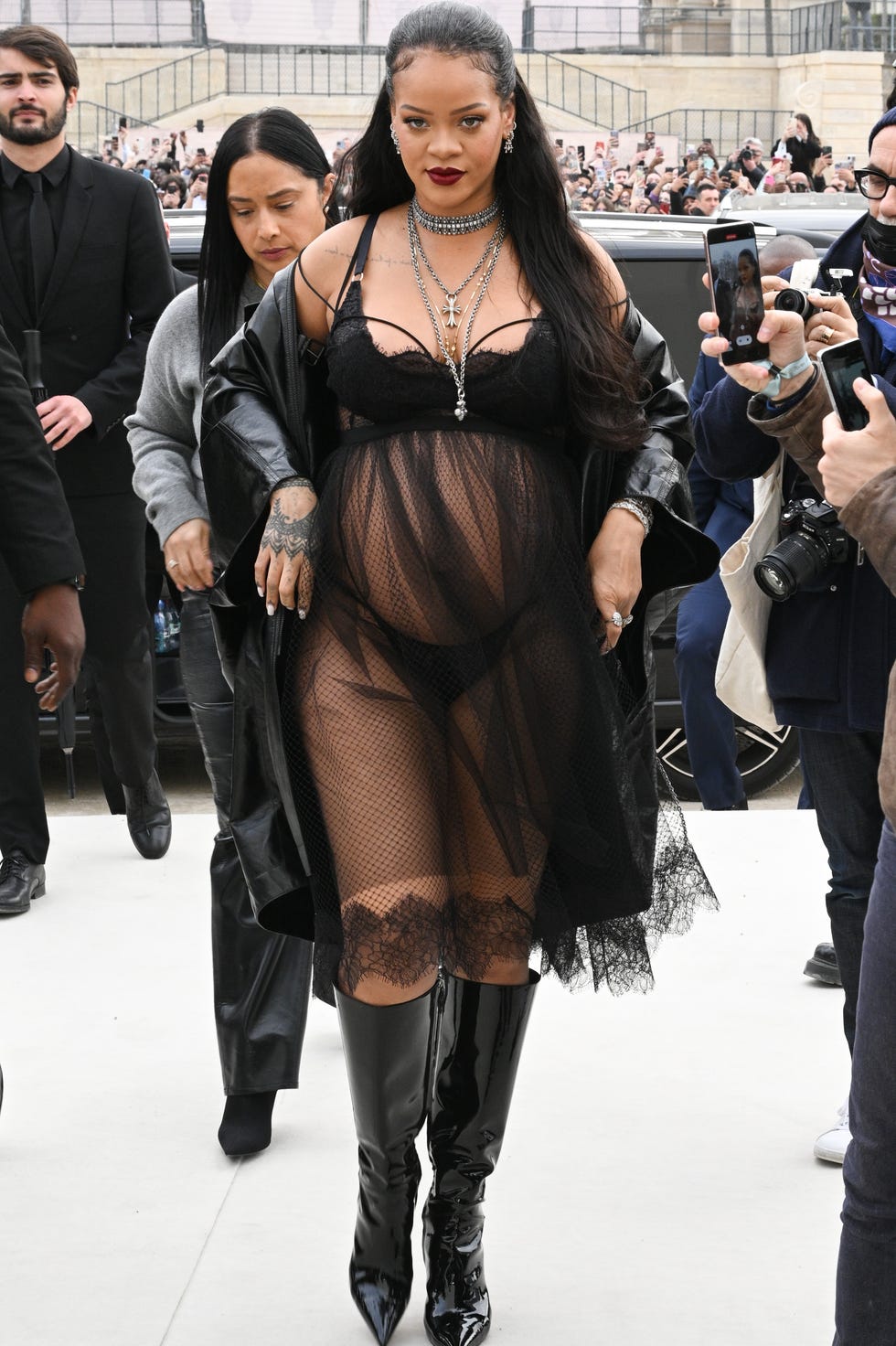 Dior : Outside Arrivals - Paris Fashion Week - Womenswear F/W 2022-2023 dior outside arrivals paris fashion week womenswear fw 2022 2023