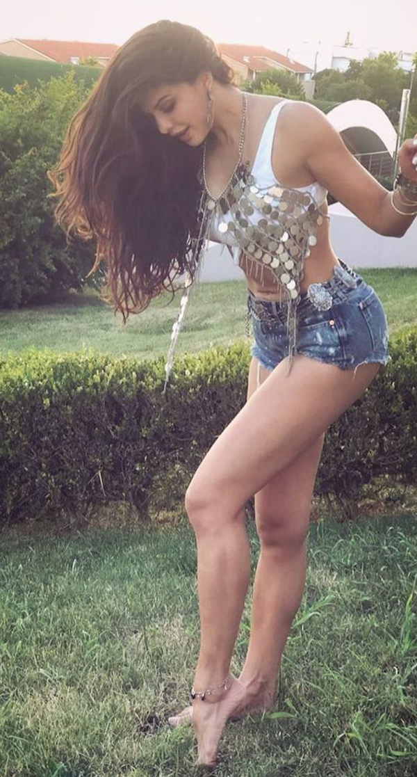 Jacqueline Fernandez Beautiful Legs