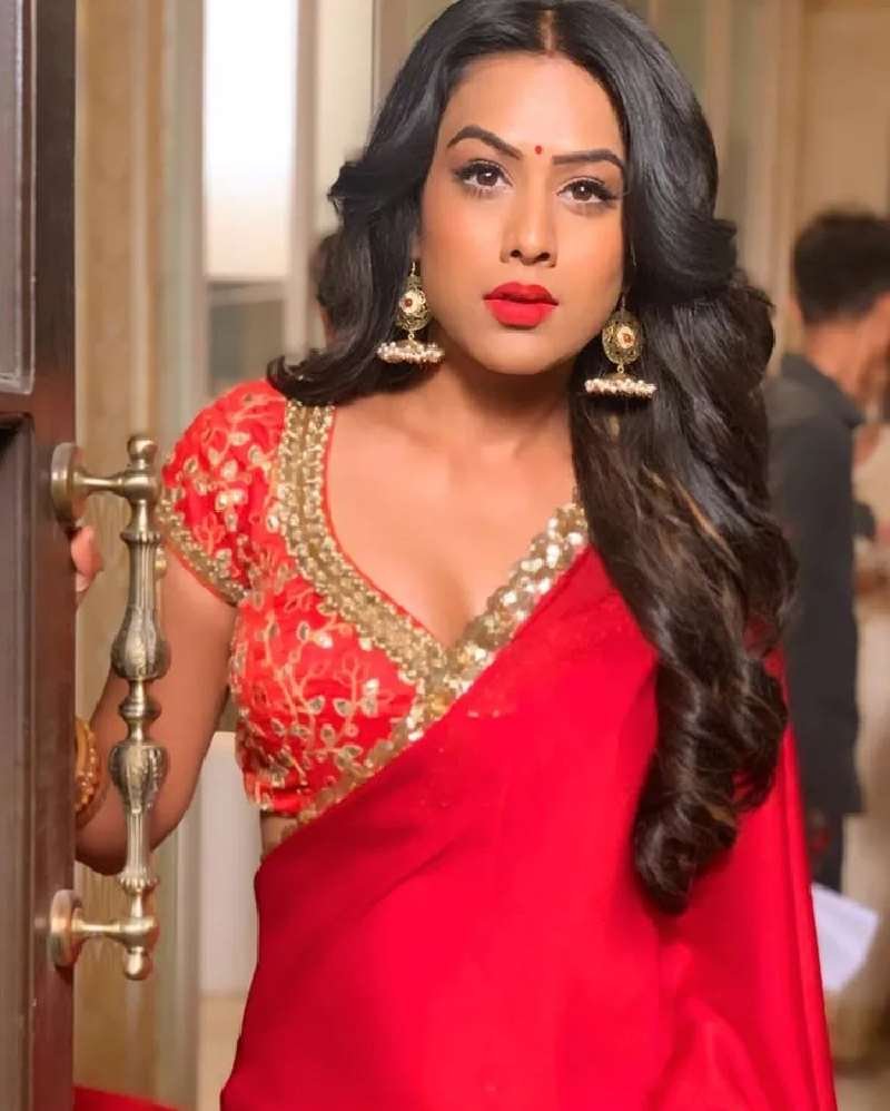 nia sharma red saree indian tv actress (5) nia sharma red saree indian tv actress (5)