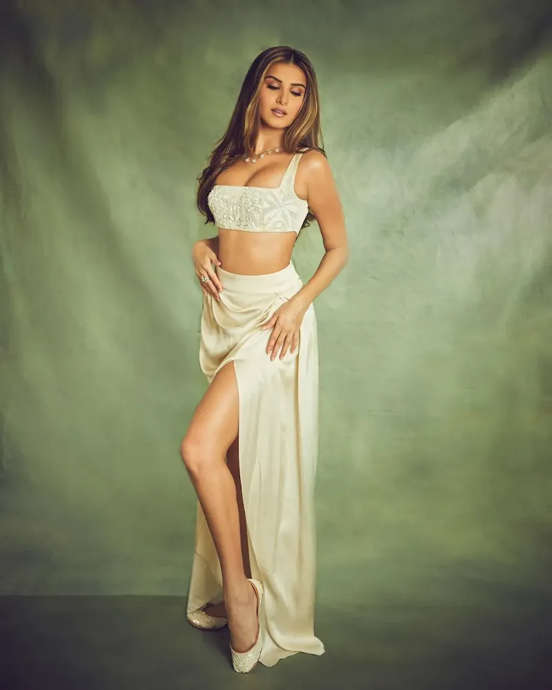 Tara Sutaria cleavage sexy legs heropanti 2 actress