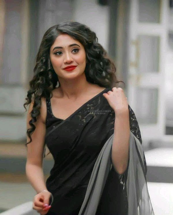 shivangi joshi black saree tv actress naira
