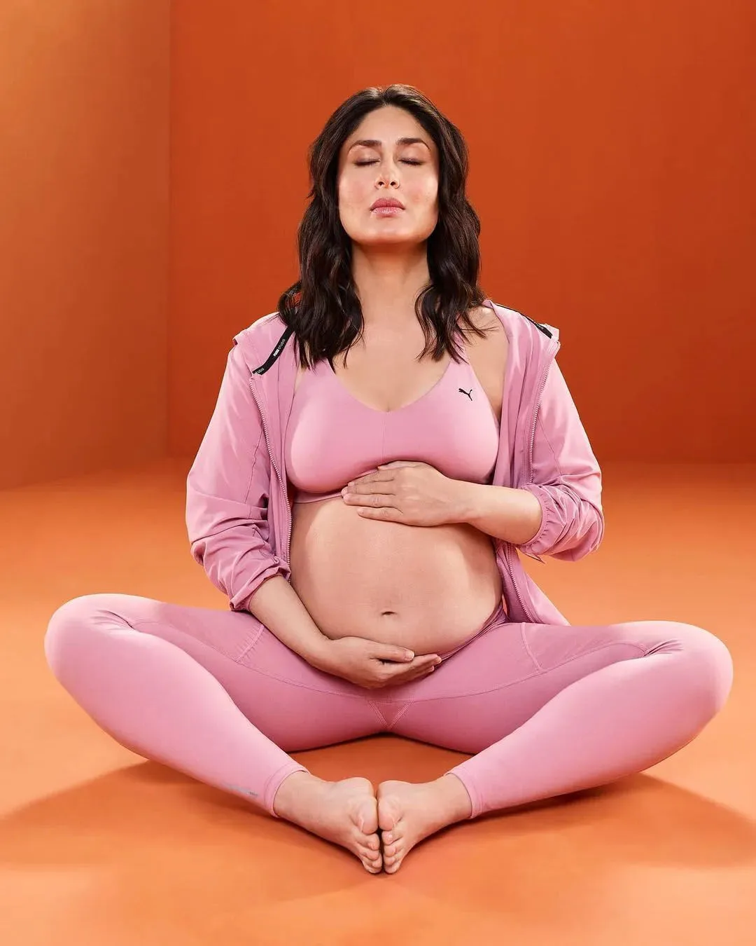Kareena Kapoor yoga practice: प्रेग्नेंसी में शांति के लिए योगा करती हैं करीना कपूर खान, बेबी बंप फ्लॉन्ट करते हुए शेयर कीं फोटोज- वीडियो, Kareena Kapoor Khan ...
