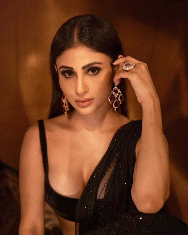mouni roy cleavage black outfit busty indian mouni roy cleavage black outfit busty indian