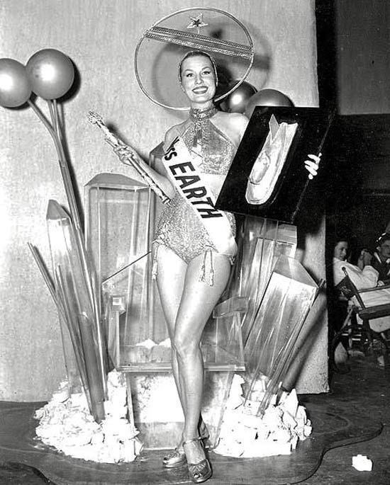 Miss Earth,1952 Musical instrument - sEARTA