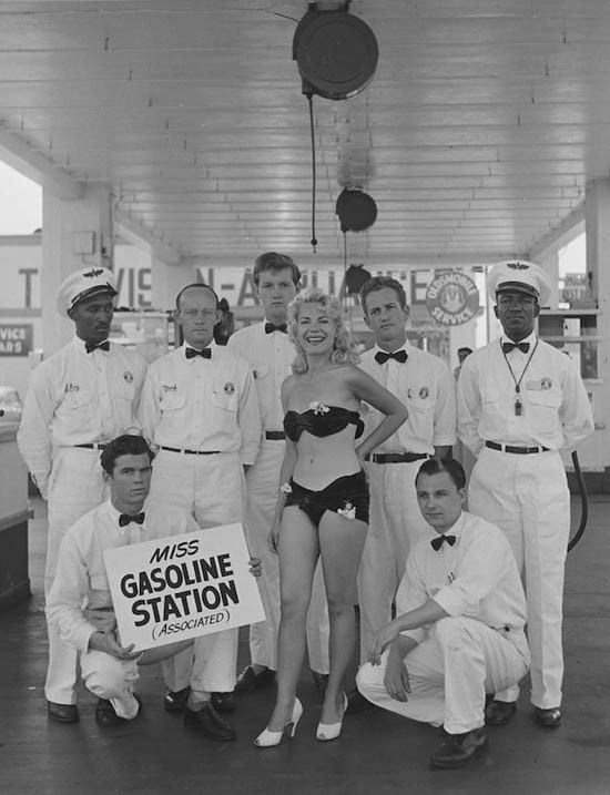 Miss Gasoline Station, 1951 Photograph - TEA VICE ARS ARVICE MISS GASOLINE STATION (ASSOCIATED)
