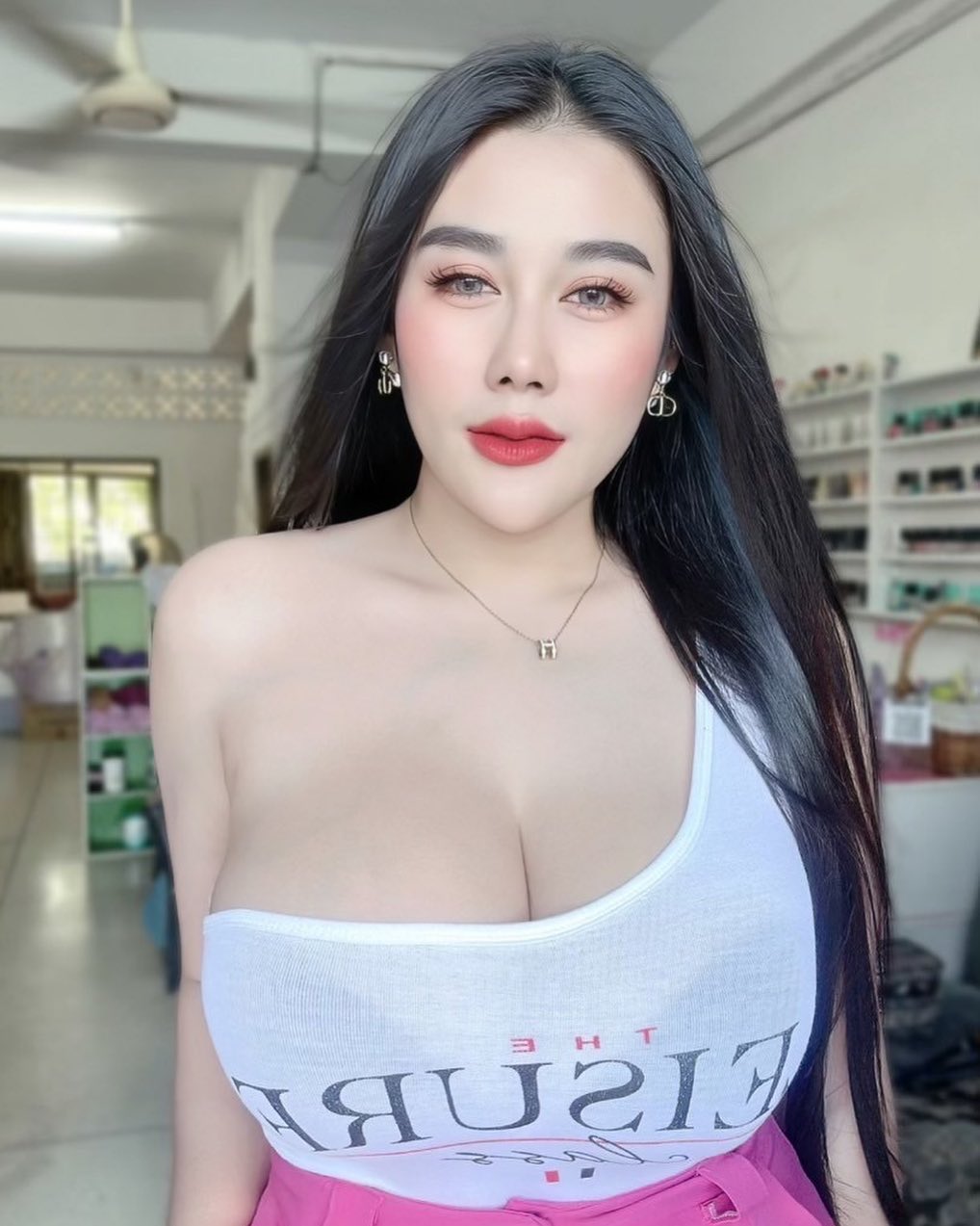 Warm Sensuality Draws Everyone Toward Wanphen Makhunthod