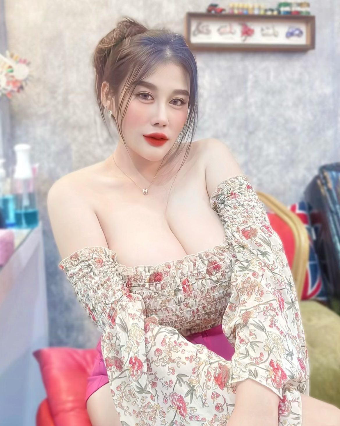 Warm Sensuality Draws Everyone Toward Wanphen Makhunthod