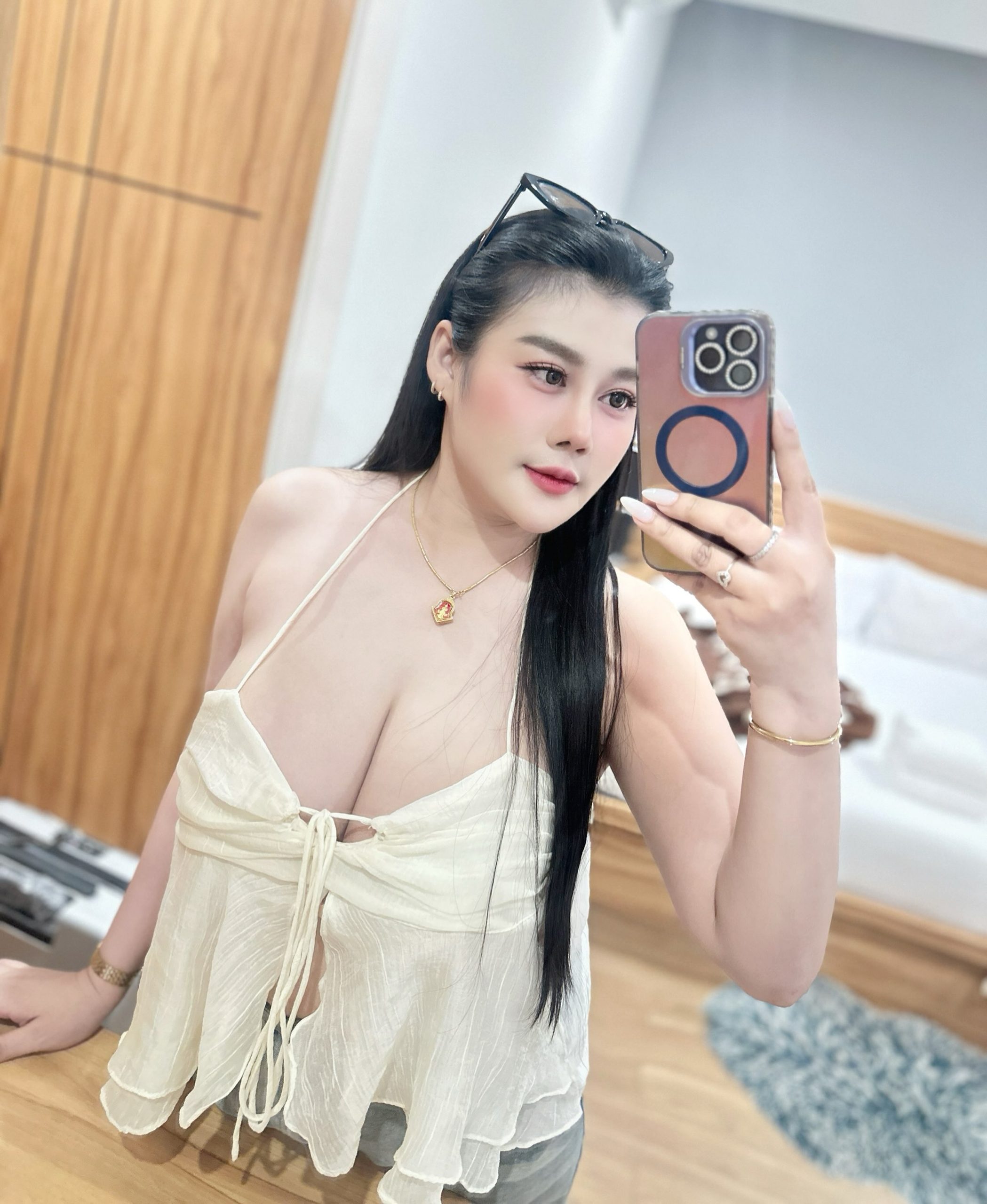 Warm Sensuality Draws Everyone Toward Wanphen Makhunthod