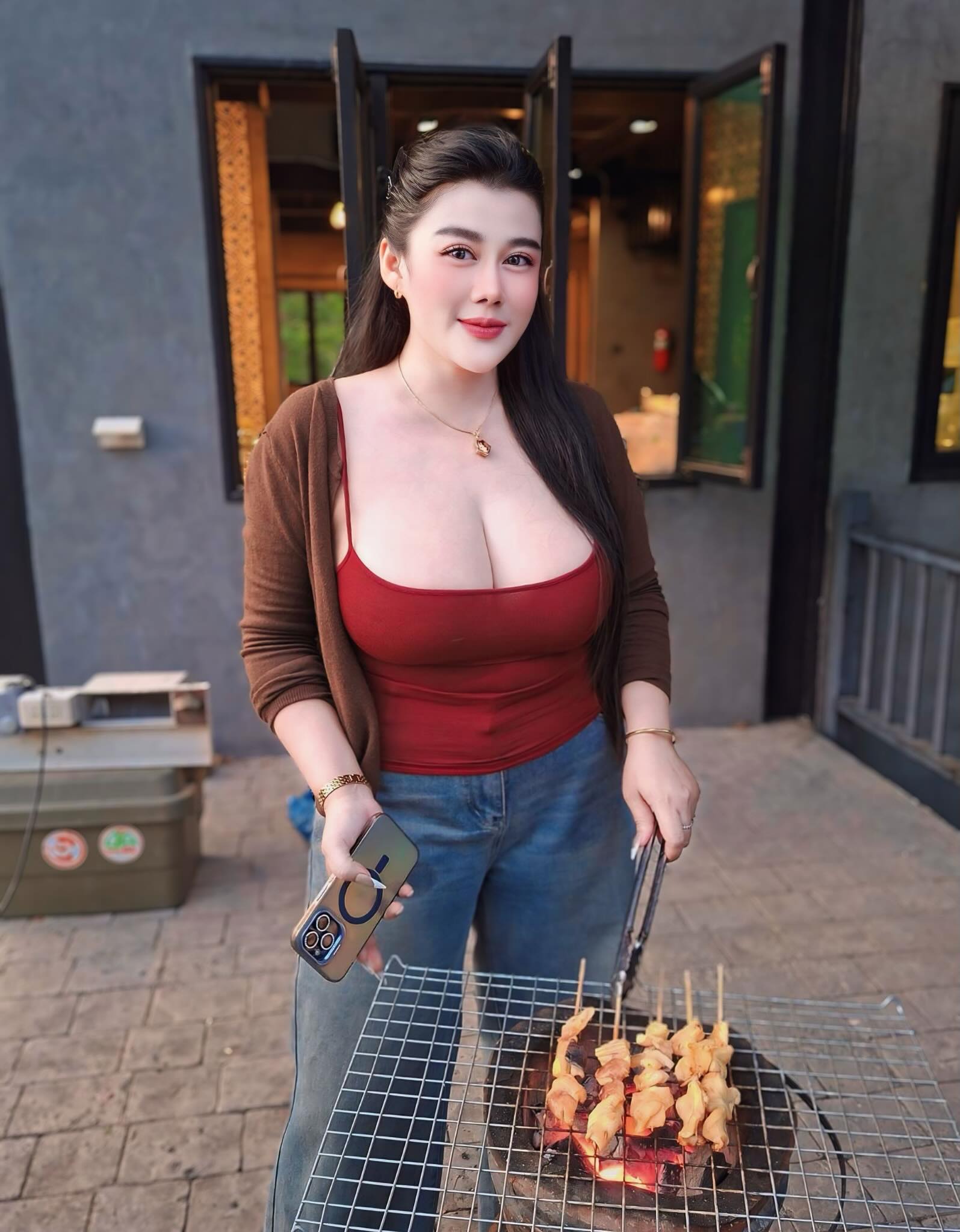 Warm Sensuality Draws Everyone Toward Wanphen Makhunthod