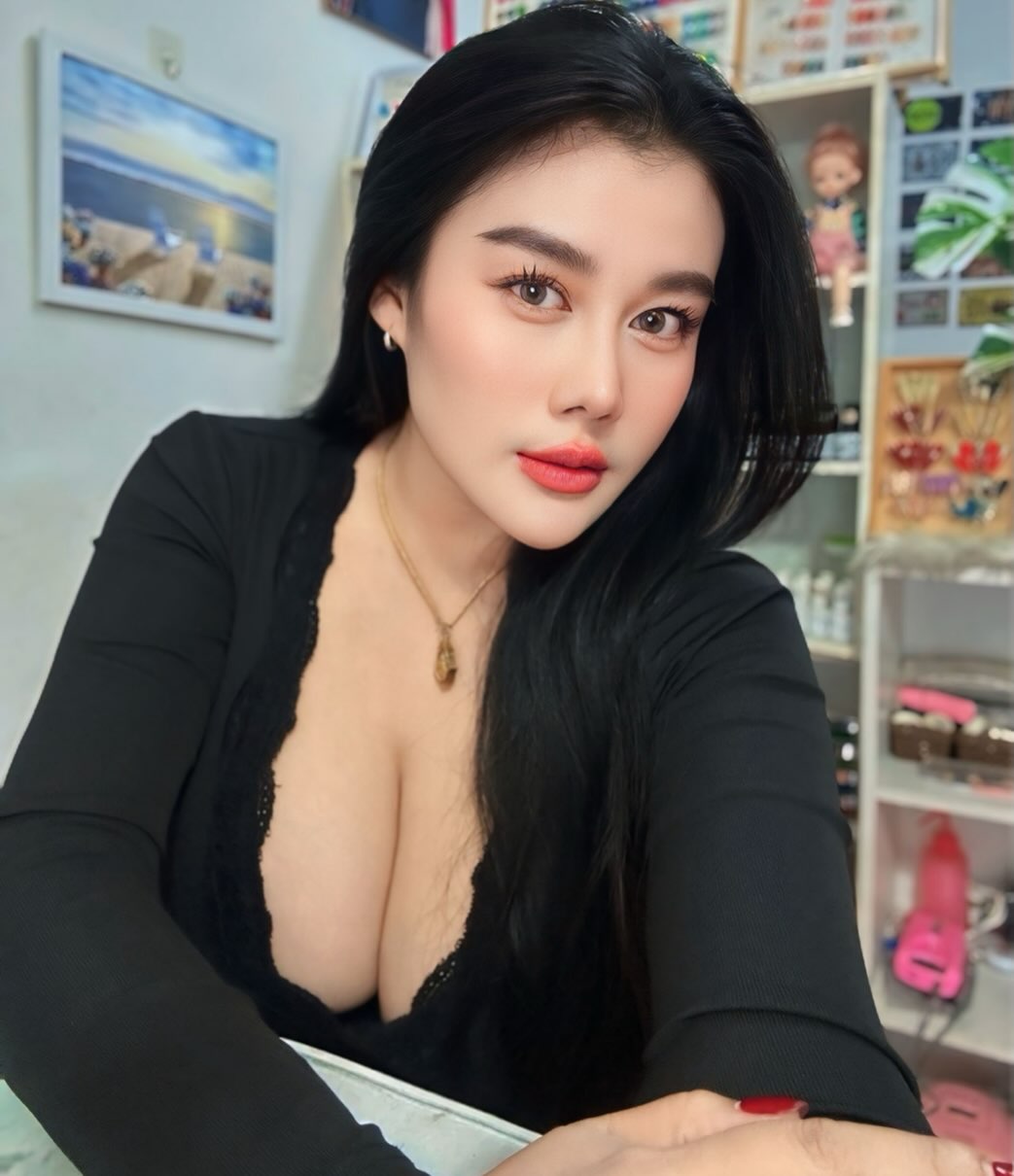 Warm Sensuality Draws Everyone Toward Wanphen Makhunthod